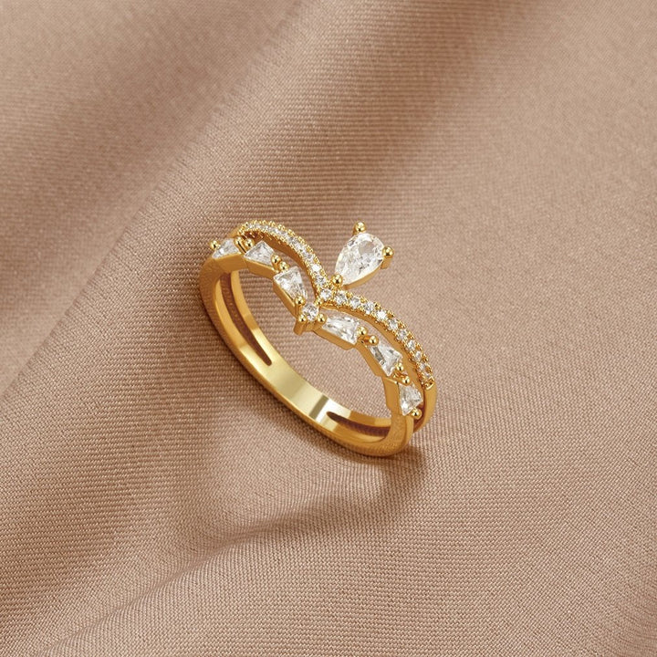 Eleganza Radiante: Gioiello in Cristallo Raffinato