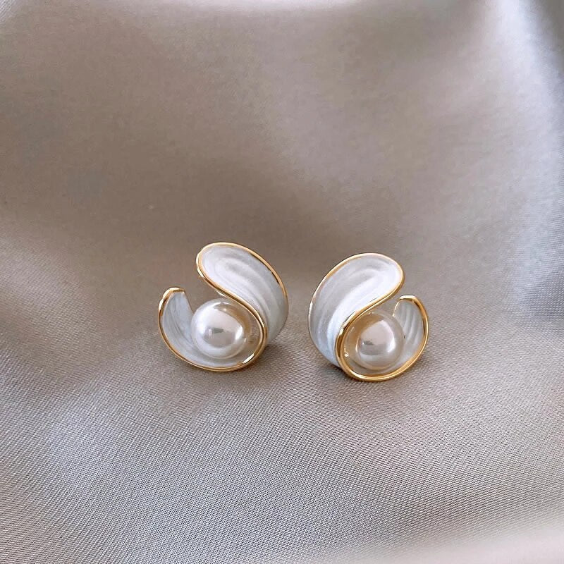 Orecchini bianchi esclusivi in opale e perle d'oro eleganti
