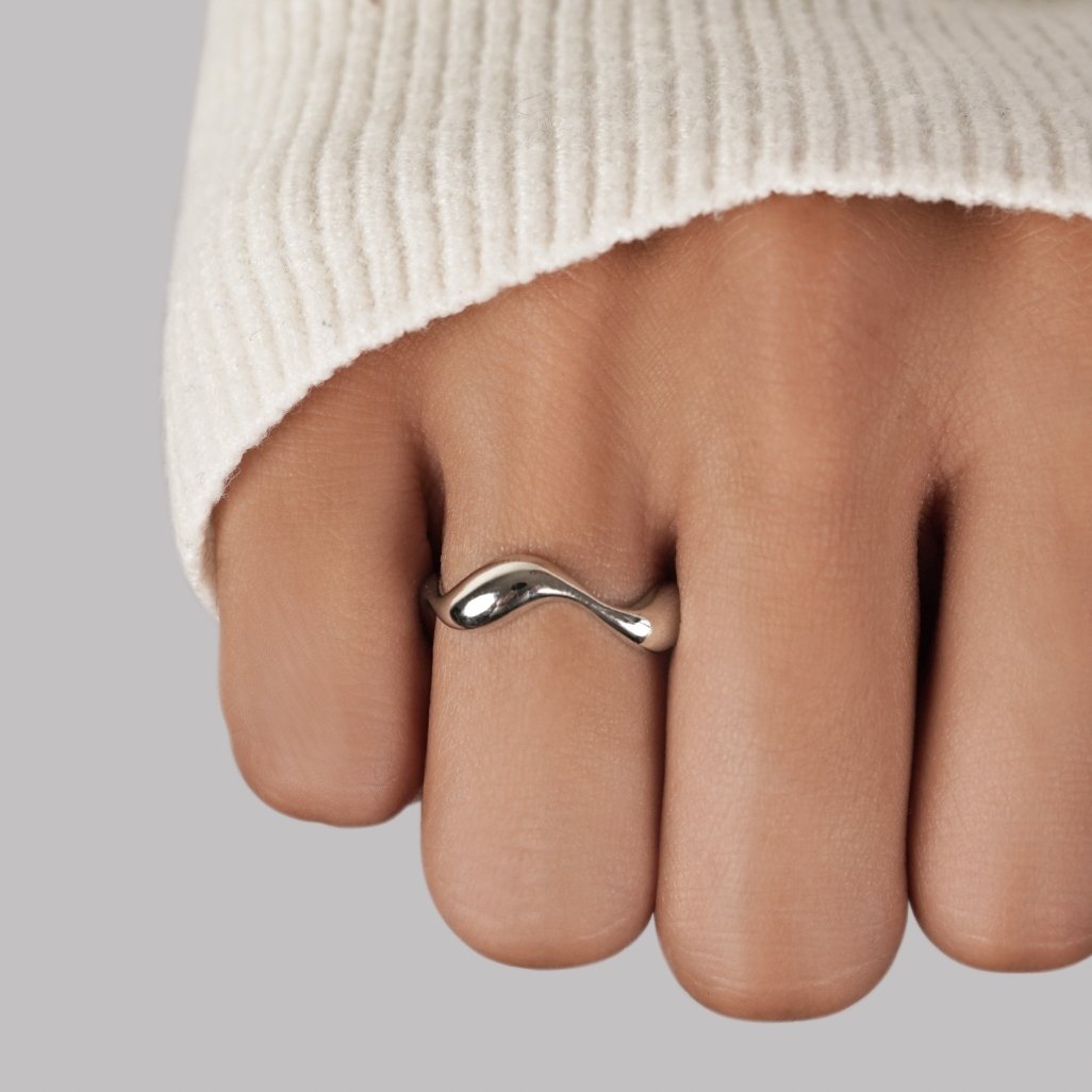 Anello elegante e moderno con ondulazioni argentate