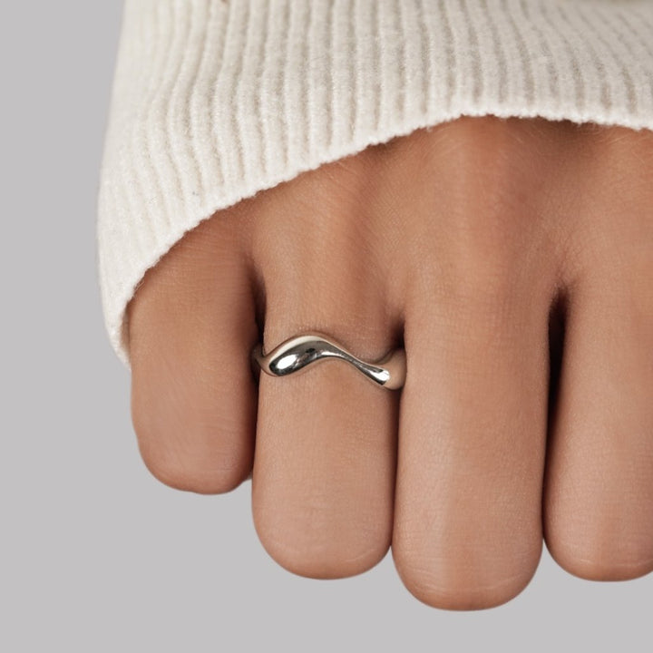 Anello elegante e moderno con ondulazioni argentate