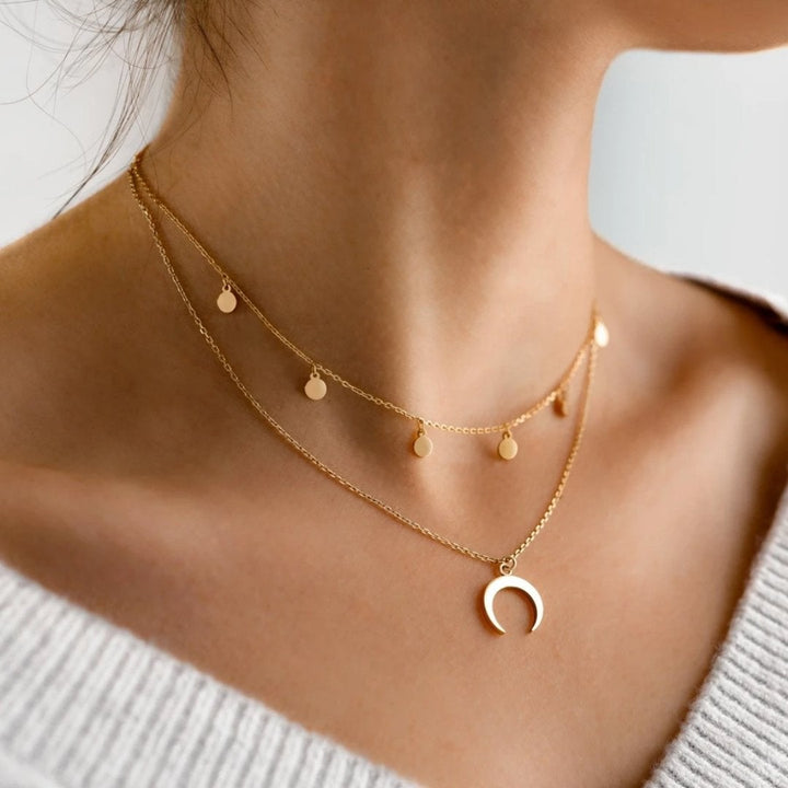Collana dorata esclusiva con un delicato motivo di luna