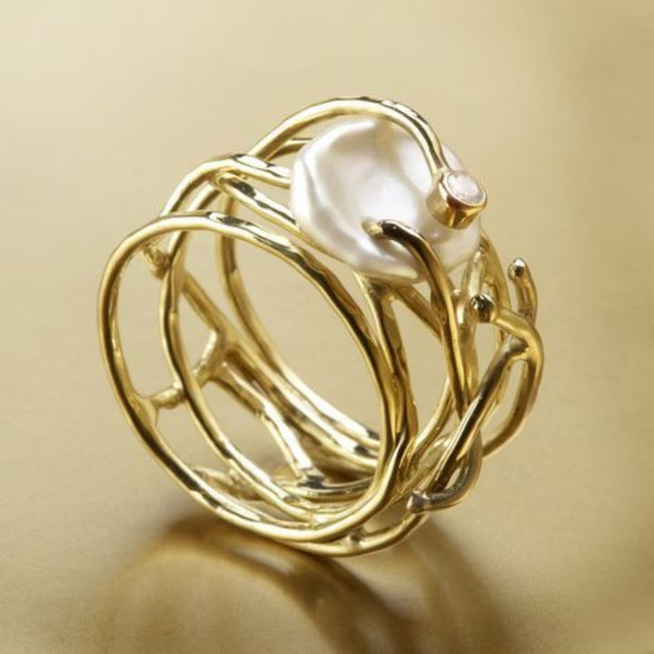 Anello sottile in oro e perle elegante per un comfort chic