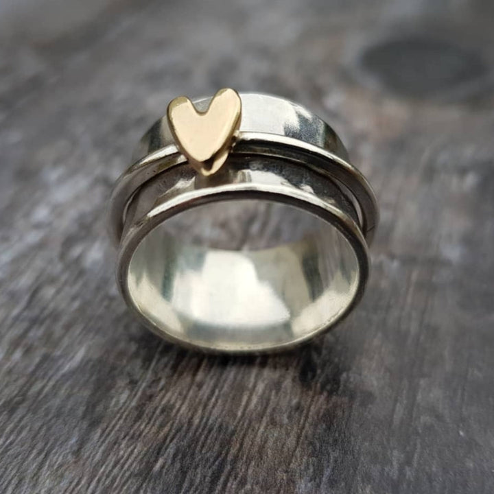 Elegante anello in argento con cuore dorato per un tocco di sofisticatezza