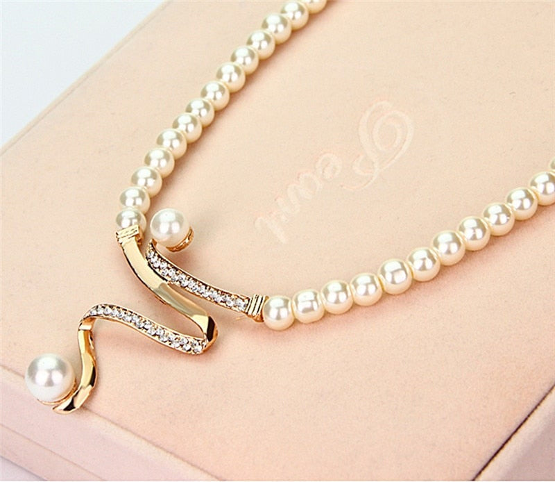 Elegante set di collana e orecchini in perle naturali per uno stile eccezionale
