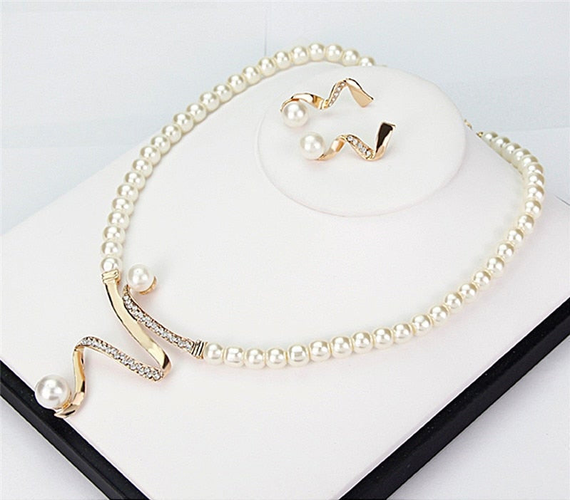 Elegante set di collana e orecchini in perle naturali per uno stile eccezionale