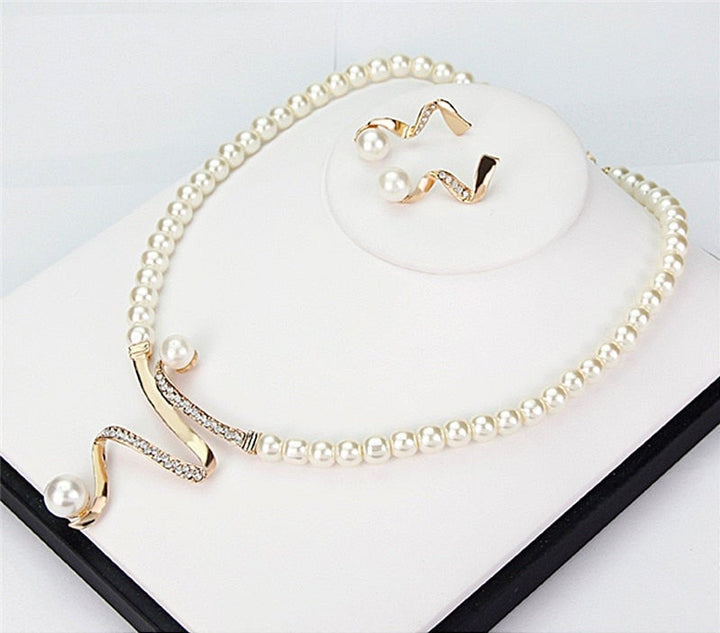 Elegante set di collana e orecchini in perle naturali per uno stile eccezionale