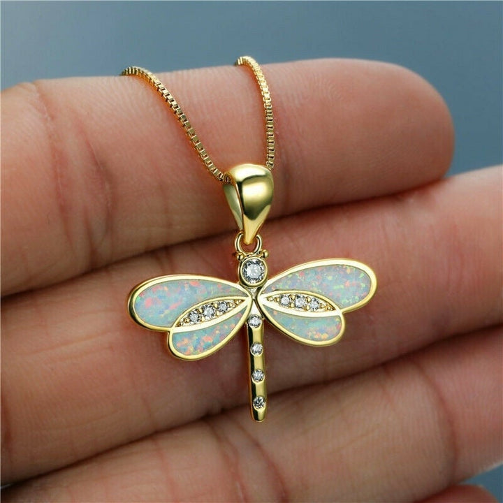Collana dorata elegante con una famiglia di uccelli e opale per uno stile eccezionale