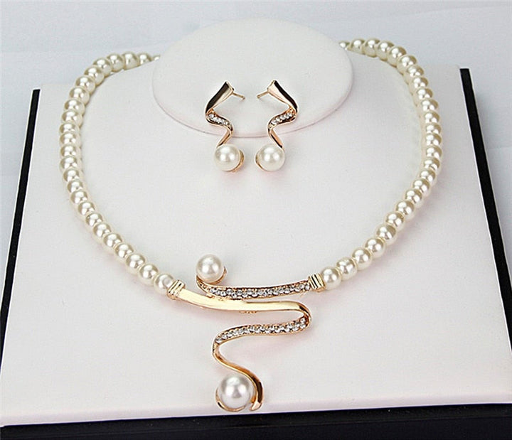 Elegante set di collana e orecchini in perle naturali per uno stile eccezionale