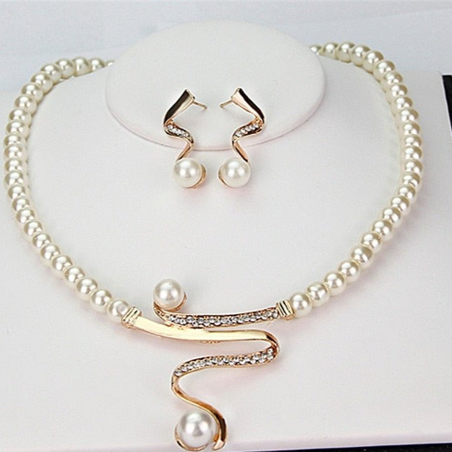 Elegante set di collana e orecchini in perle naturali per uno stile eccezionale
