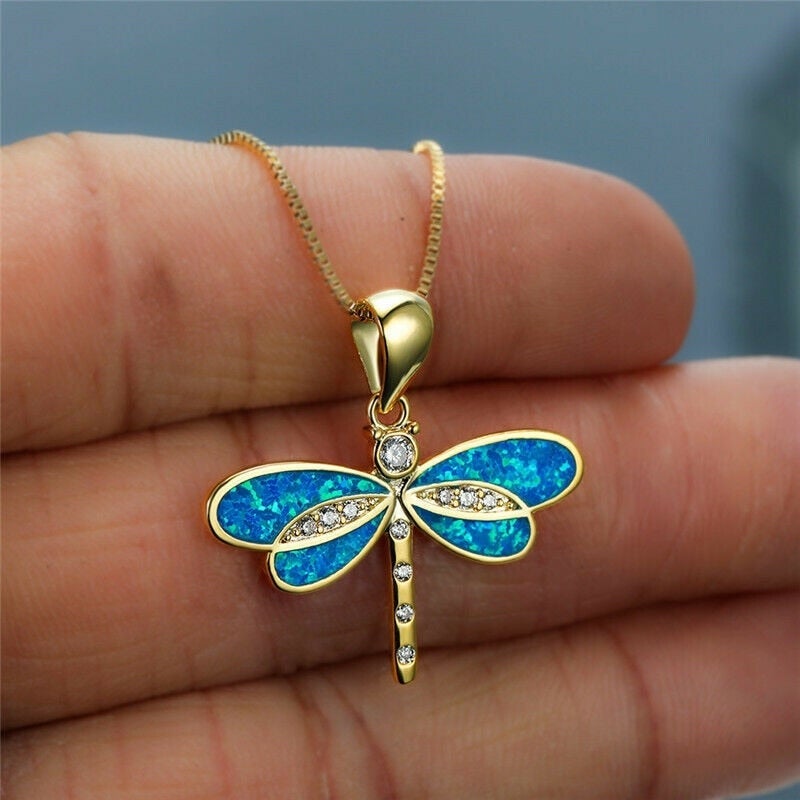 Collana dorata elegante con una famiglia di uccelli e opale per uno stile eccezionale