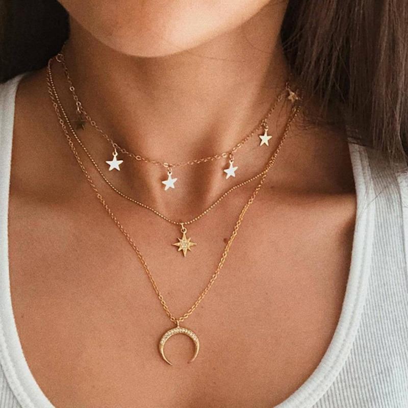 Collana dorata esclusiva con un delicato motivo di luna