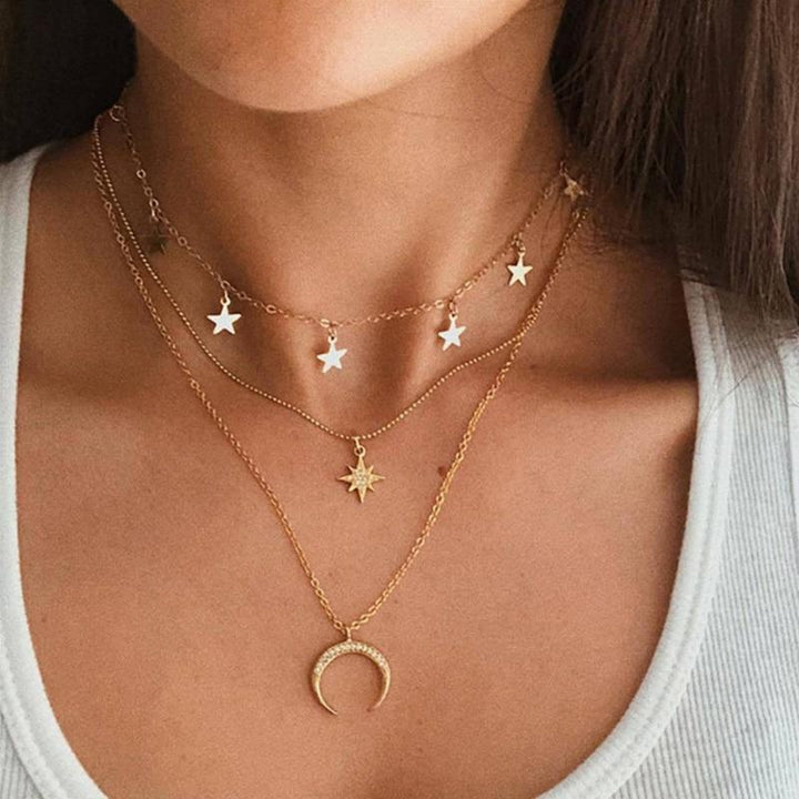 Collana dorata esclusiva con un delicato motivo di luna