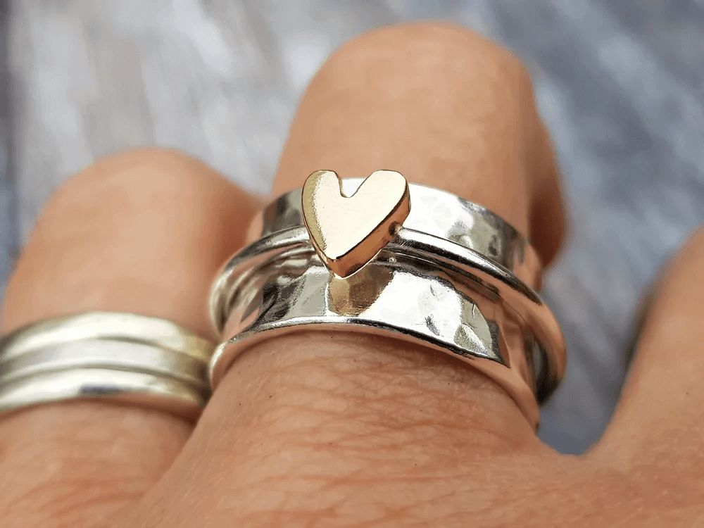 Elegante anello in argento con cuore dorato per un tocco di sofisticatezza