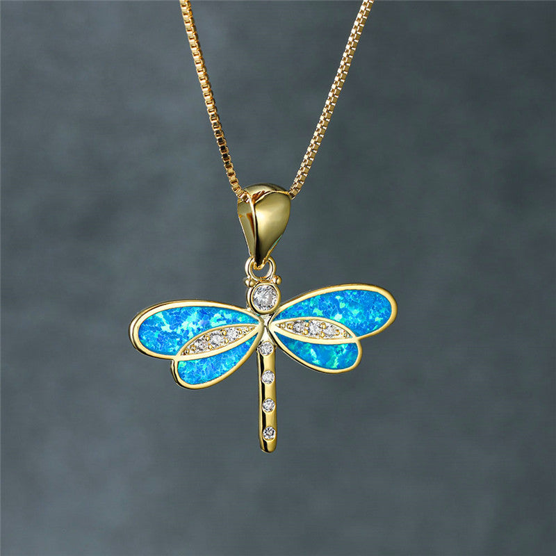 Collana dorata elegante con una famiglia di uccelli e opale per uno stile eccezionale