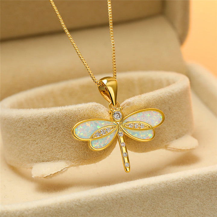 Collana dorata elegante con una famiglia di uccelli e opale per uno stile eccezionale