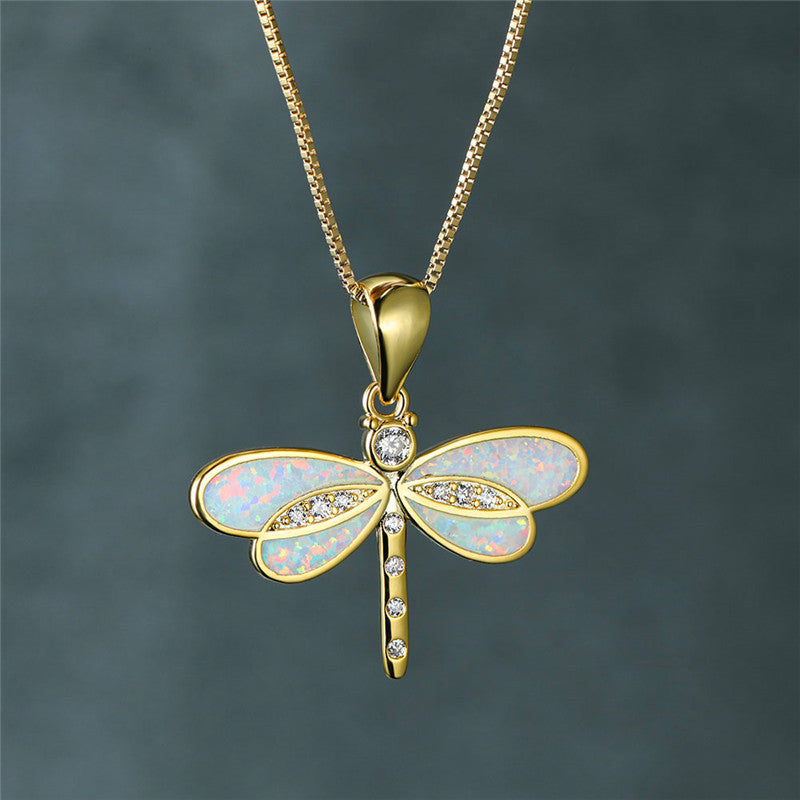 Collana dorata elegante con una famiglia di uccelli e opale per uno stile eccezionale
