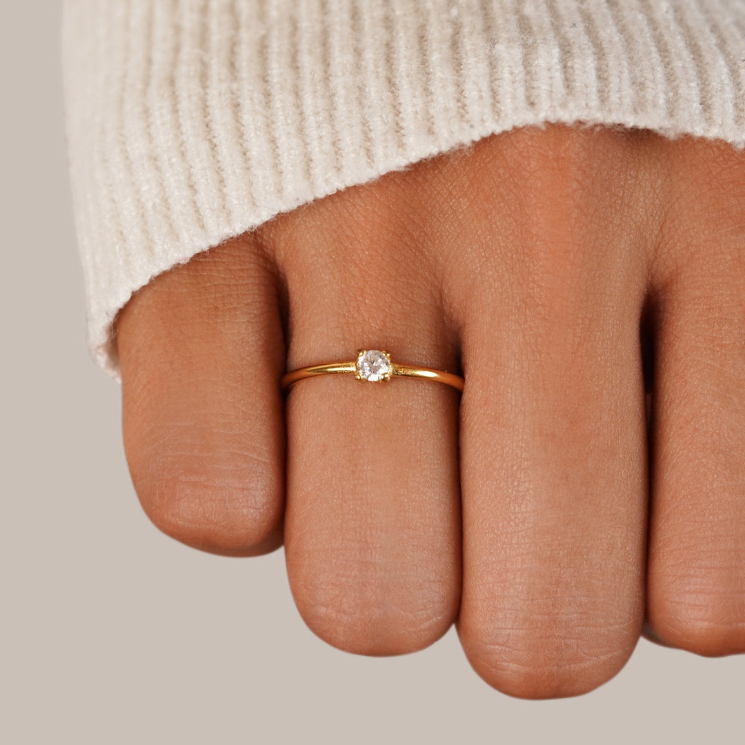 Elegante anello in oro con pietra di nascita personalizzata per un tocco unico