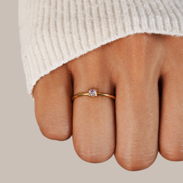 Elegante anello in oro con pietra di nascita personalizzata per un tocco unico