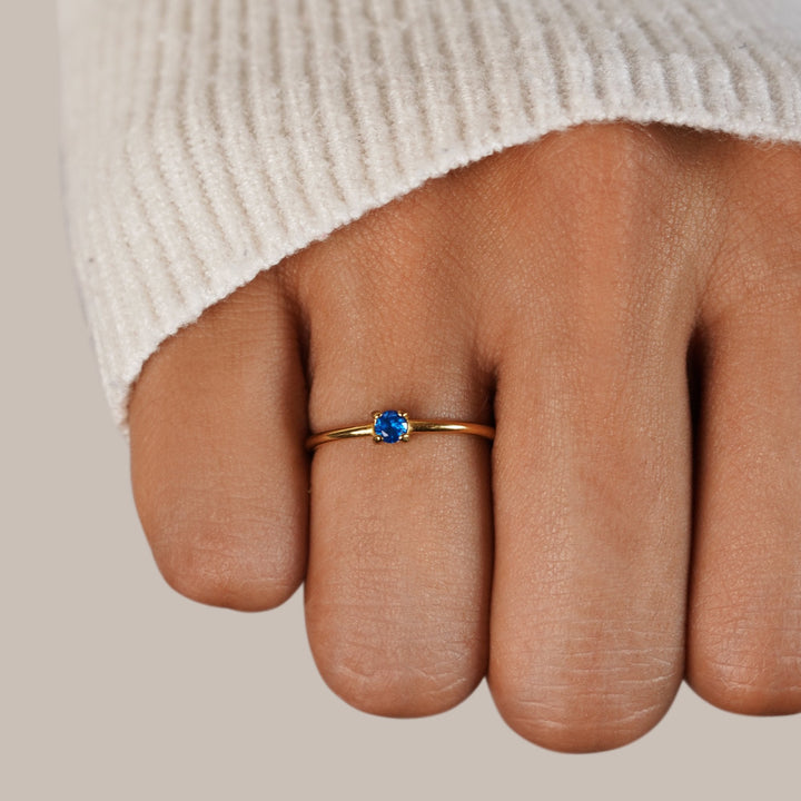 Elegante anello in oro con pietra di nascita personalizzata per un tocco unico