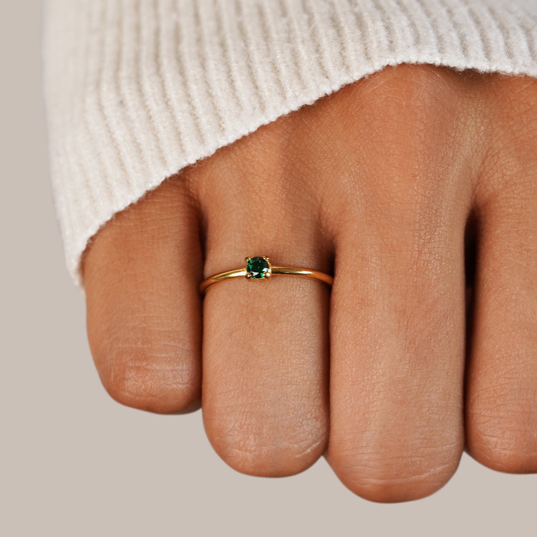 Elegante anello in oro con pietra di nascita personalizzata per un tocco unico