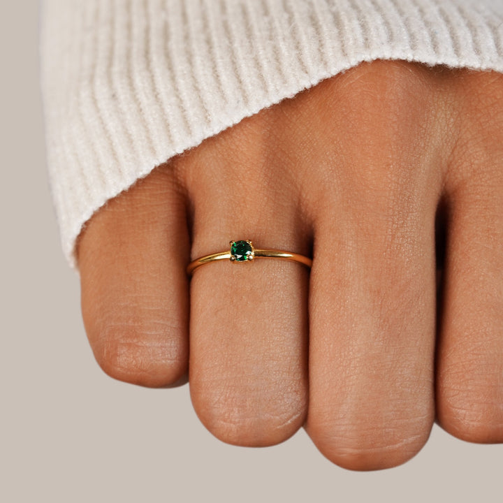 Elegante anello in oro con pietra di nascita personalizzata per un tocco unico
