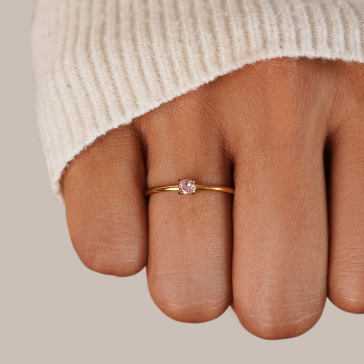 Elegante anello in oro con pietra di nascita personalizzata per un tocco unico