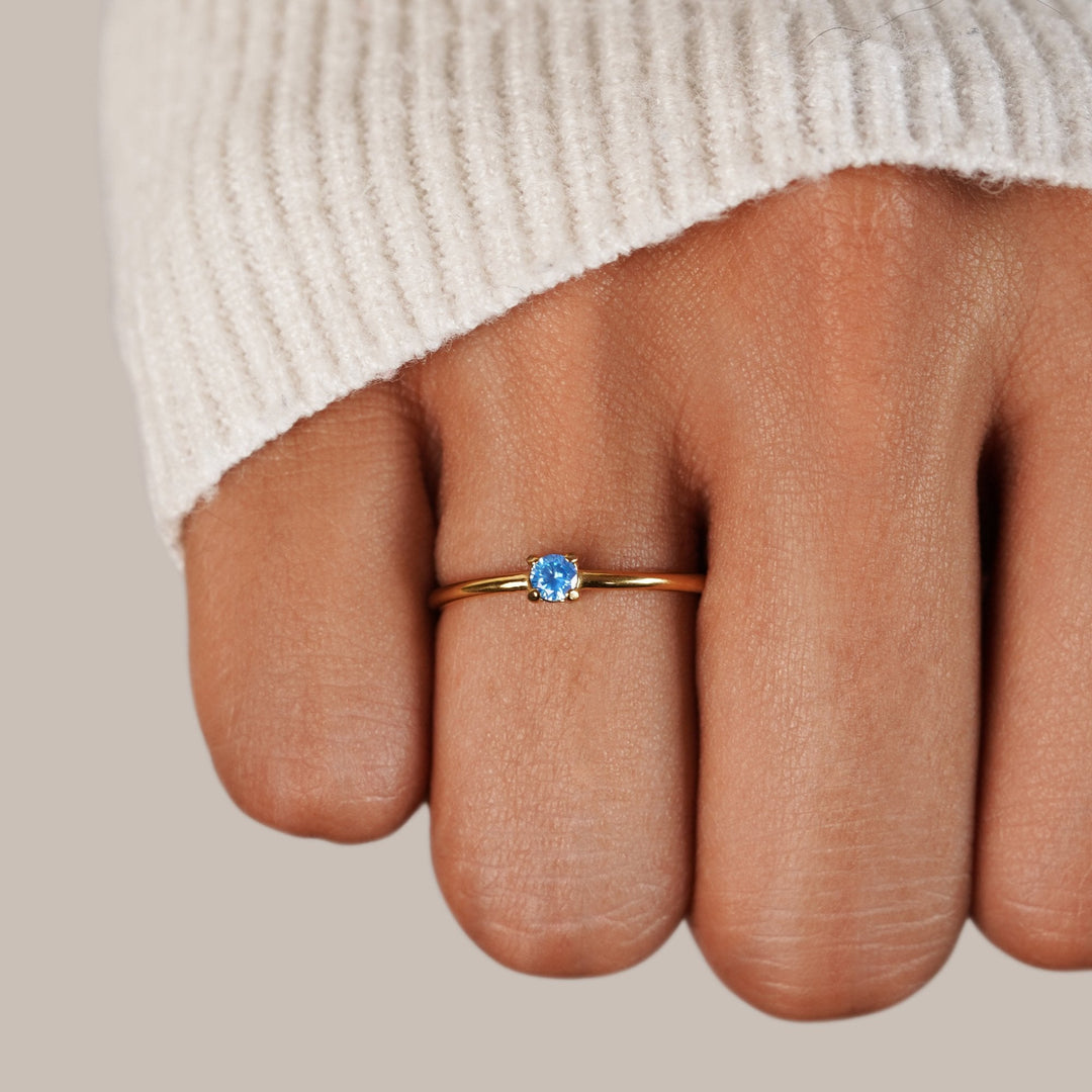Elegante anello in oro con pietra di nascita personalizzata per un tocco unico