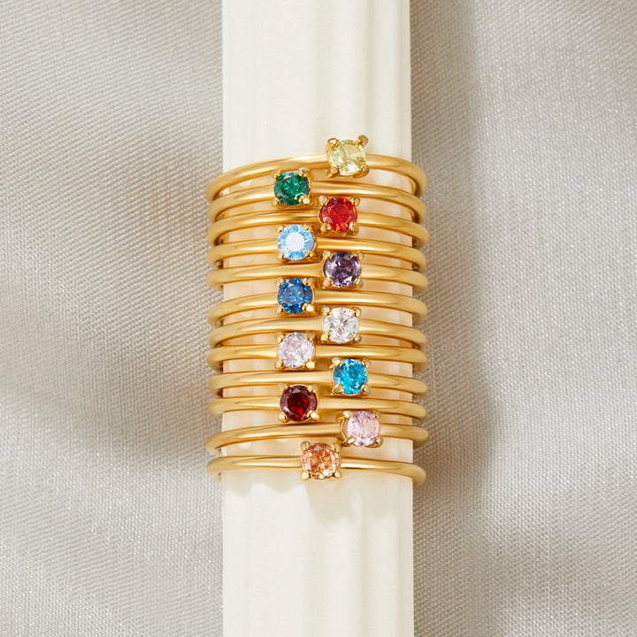 Elegante anello in oro con pietra di nascita personalizzata per un tocco unico