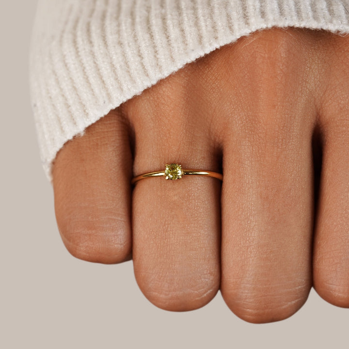 Elegante anello in oro con pietra di nascita personalizzata per un tocco unico