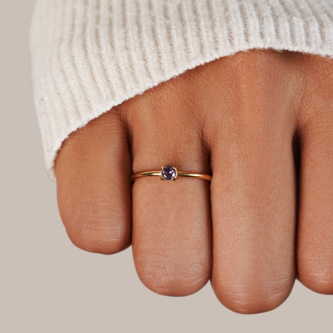 Elegante anello in oro con pietra di nascita personalizzata per un tocco unico