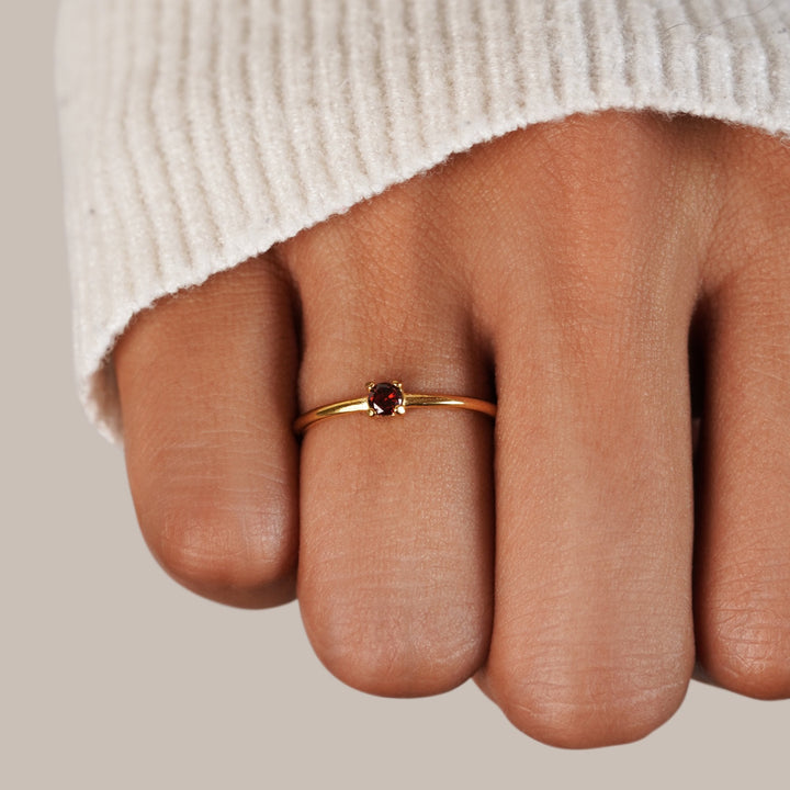Elegante anello in oro con pietra di nascita personalizzata per un tocco unico