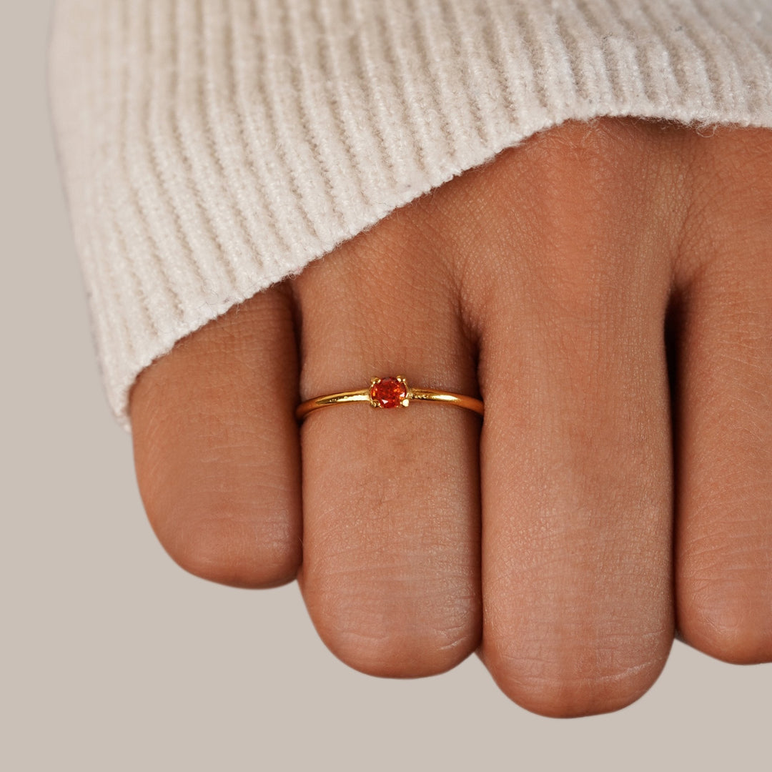 Elegante anello in oro con pietra di nascita personalizzata per un tocco unico