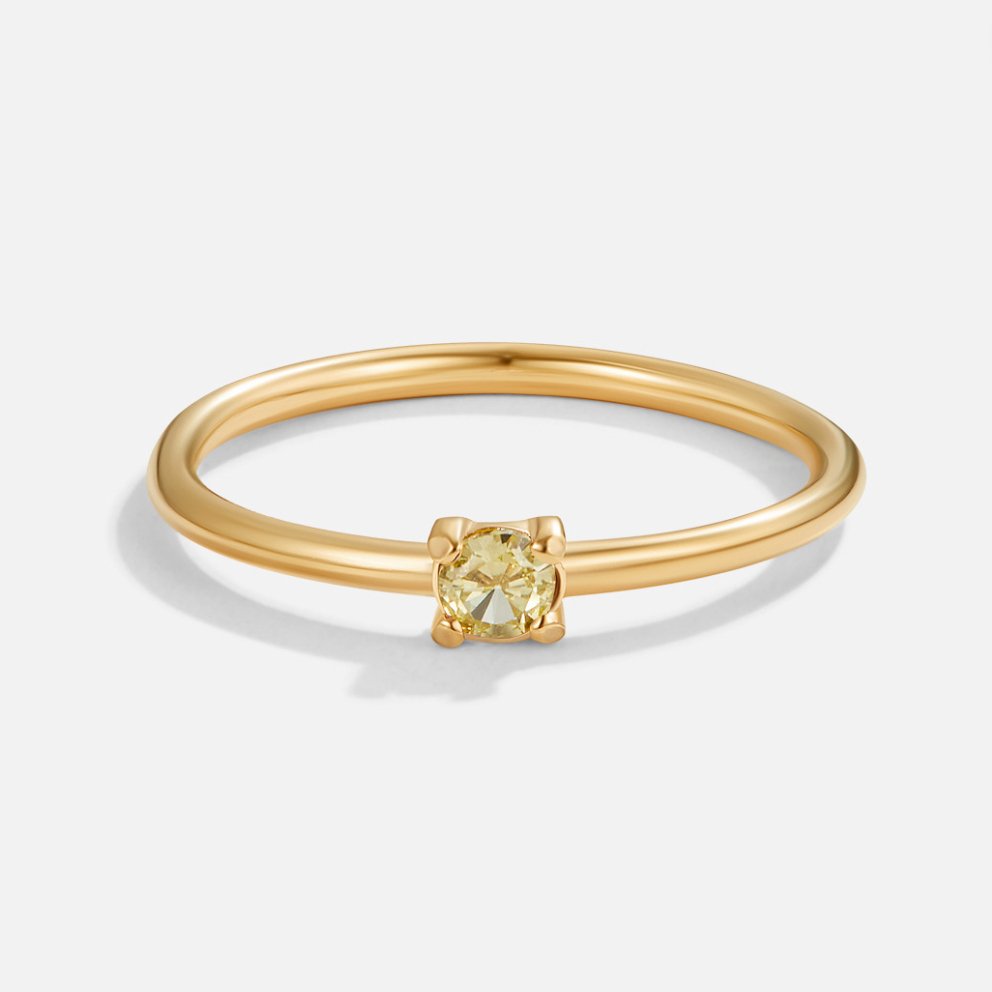 Elegante anello in oro con pietra di nascita personalizzata per un tocco unico