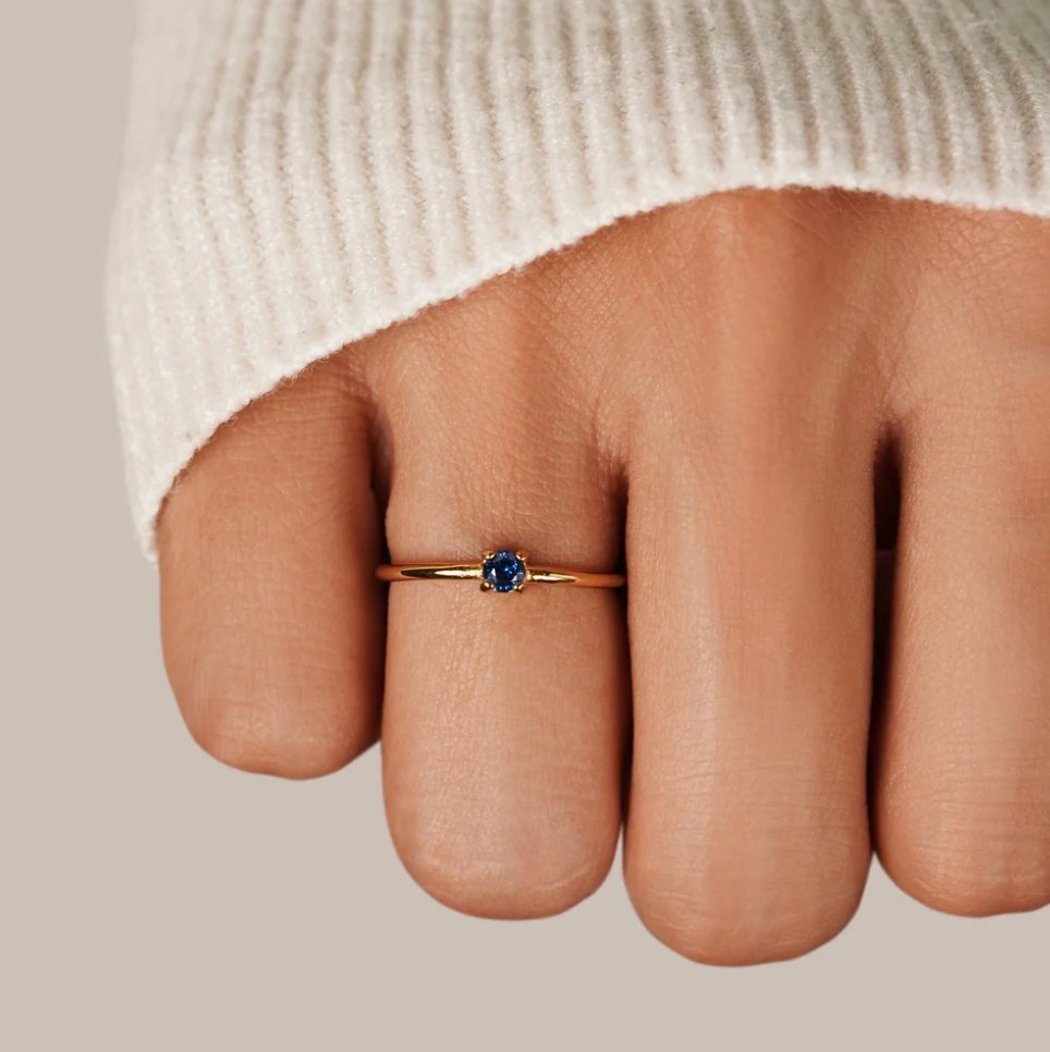 Elegante anello in oro con pietra di nascita personalizzata per un tocco unico