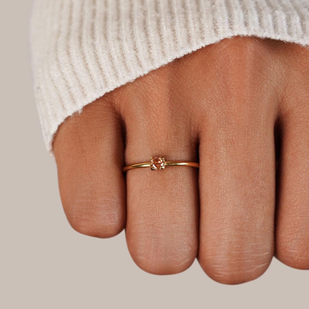 Elegante anello in oro con pietra di nascita personalizzata per un tocco unico