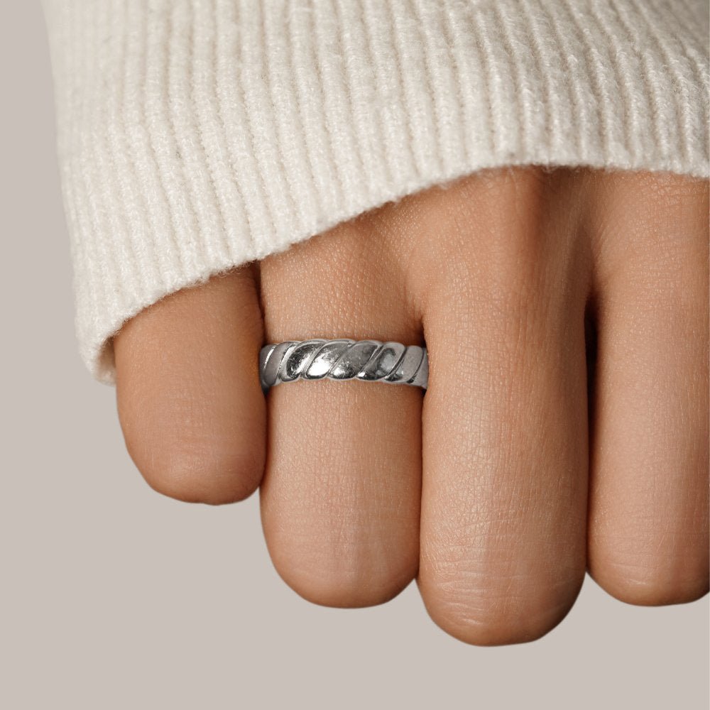 Anello in argento intrecciato infinito Celestia – Eleganza e simbolismo per tutte le occasioni