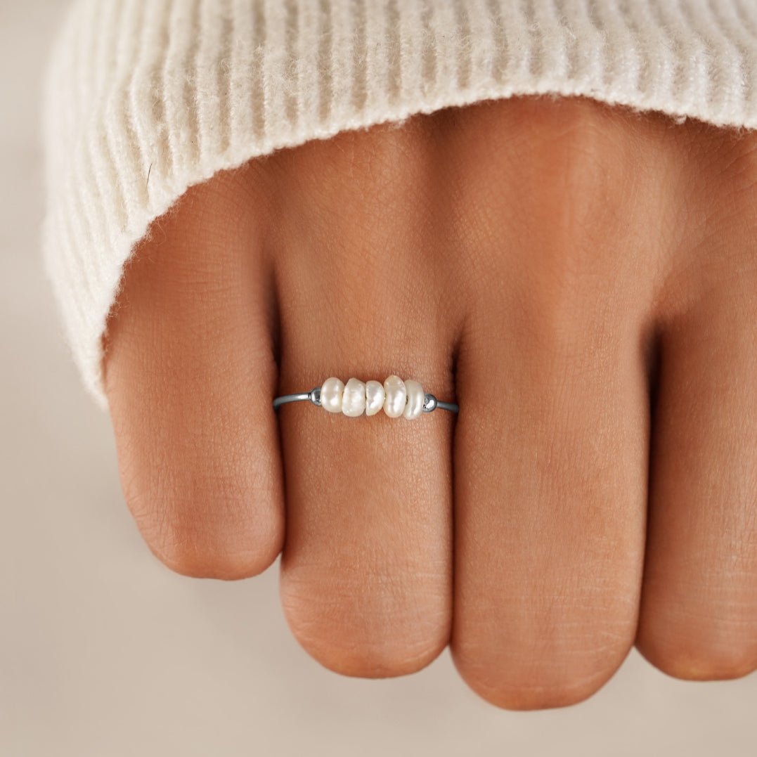 Anello elegante in argento con perle d'acqua dolce classiche per uno stile chic