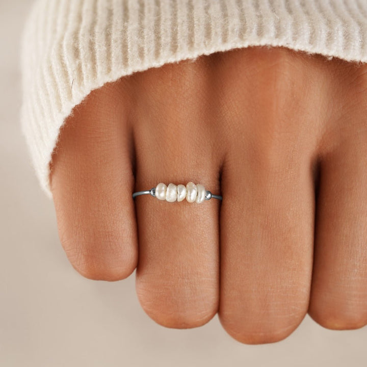 Anello elegante in argento con perle d'acqua dolce classiche per uno stile chic