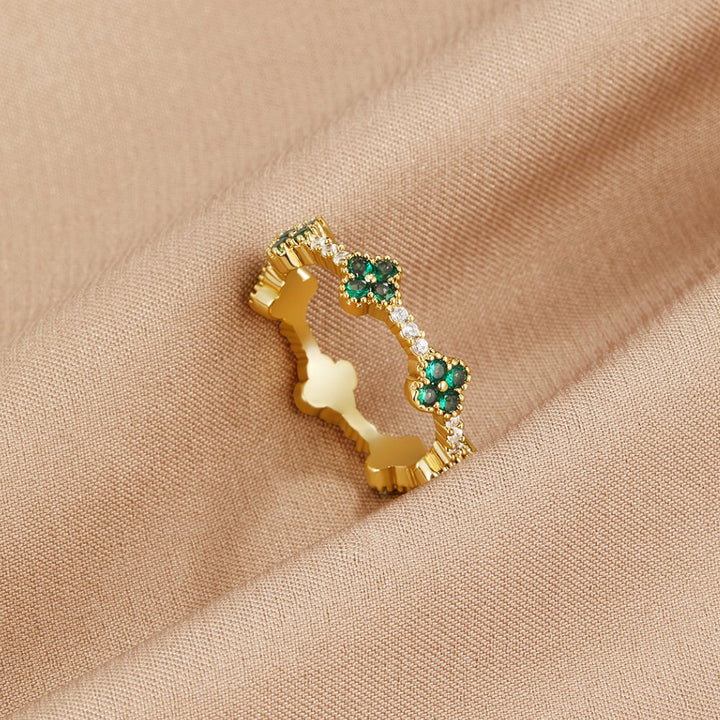 Anello Fortune Crystal con design di trifoglio per un aspetto portafortuna
