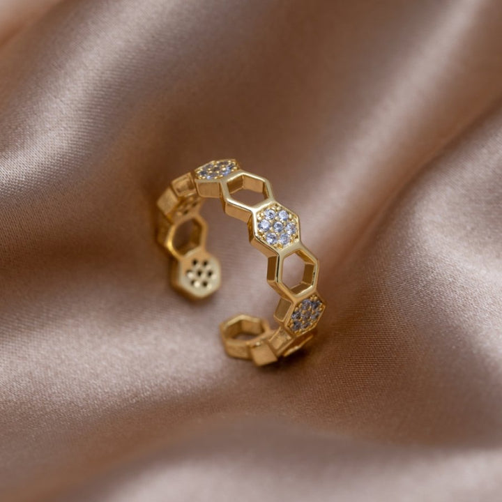 Anello in cristallo d'oro elegante e brillante