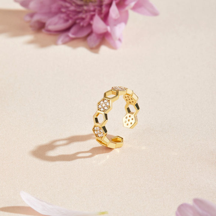 Anello in cristallo d'oro elegante e brillante
