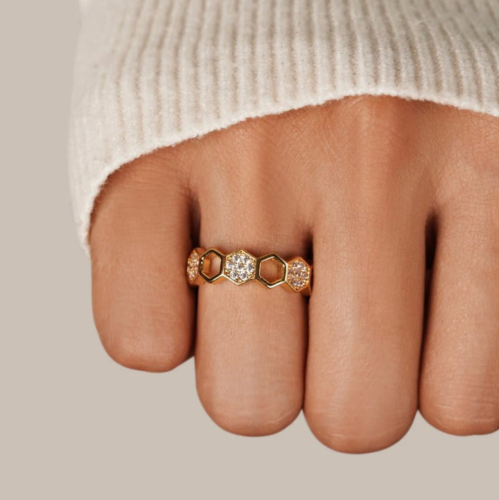 Anello in cristallo d'oro elegante e brillante