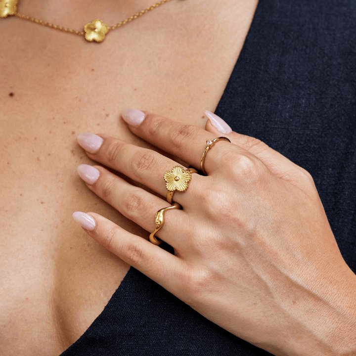 Anello Elegante in Oro Trifoglio con Brillante Raggiante