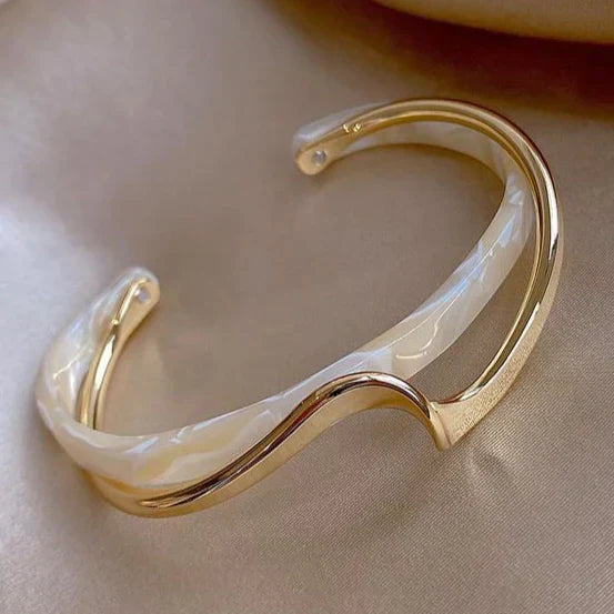 Gioielli eleganti con un'opale bianco incantevole