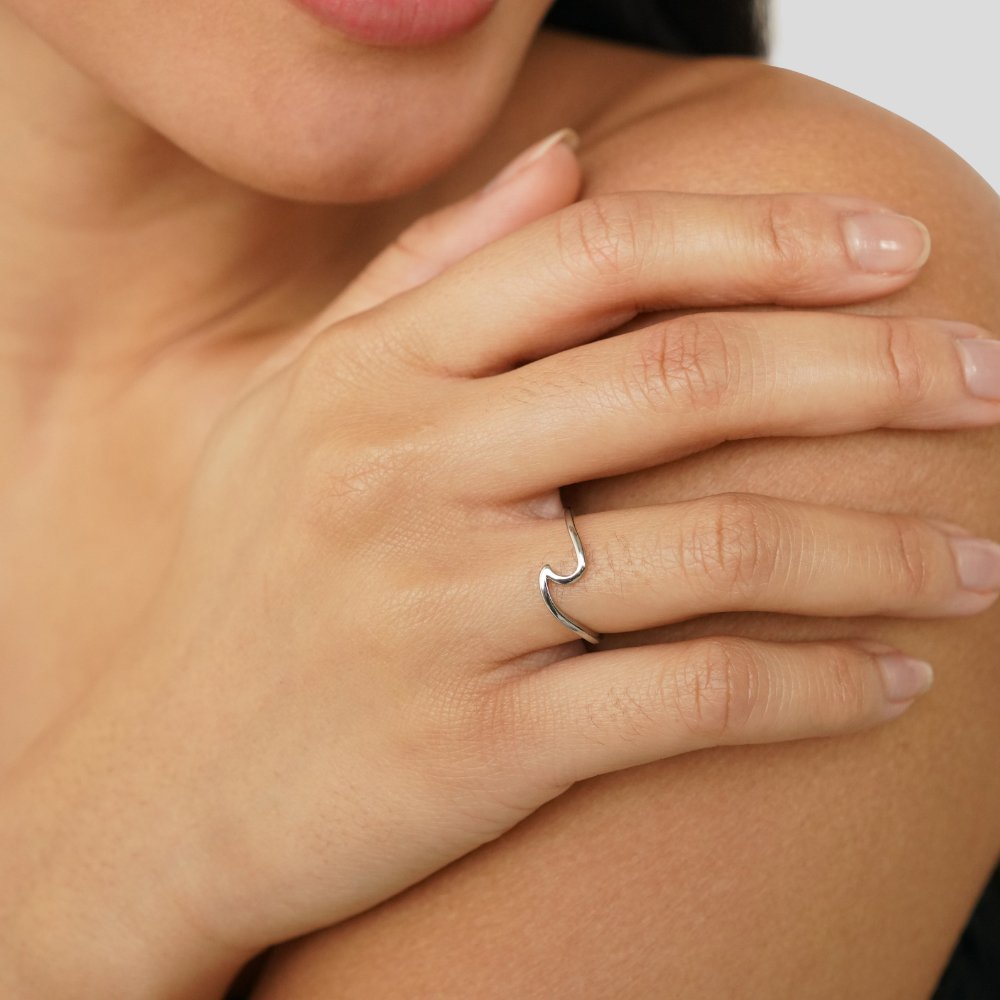 Anello Ondulato Elegante in Argento Imari per uno Stile Raffinato