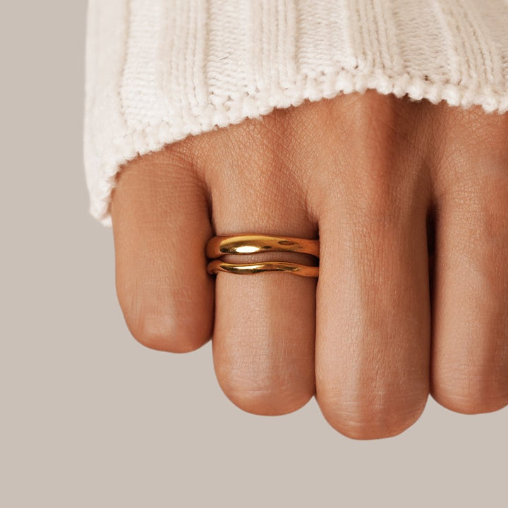 Elegante serie di anelli ondulati Collezione Radiance