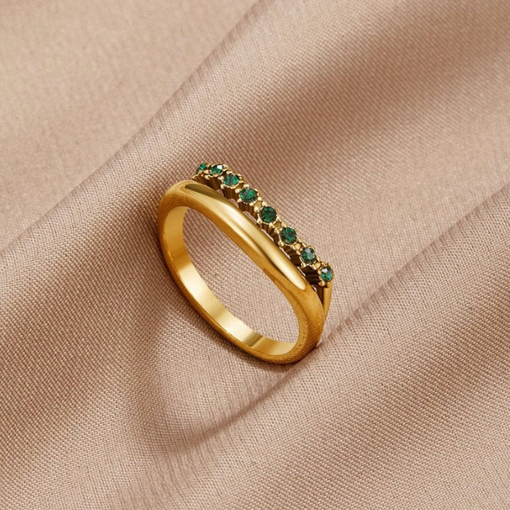 Anello in Smeraldo con Design Sovrapposto Elegante e Scintillante