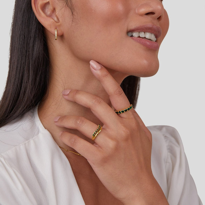 Anello in Smeraldo con Design Sovrapposto Elegante e Scintillante