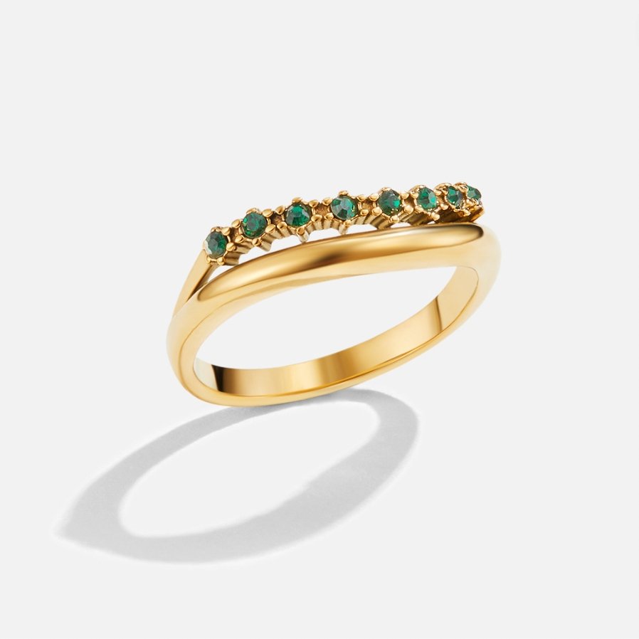 Anello in Smeraldo con Design Sovrapposto Elegante e Scintillante