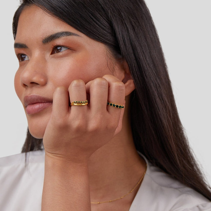 Anello in Smeraldo con Design Sovrapposto Elegante e Scintillante